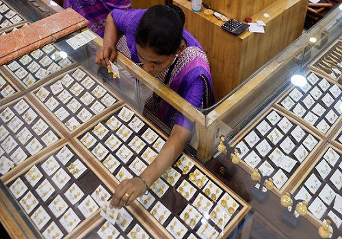 Indians brush off record rates to load up on gold for Diwali